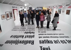 Gadsimta senas noskaņas baudītāji pulcējas Nacionālajā mākslas muzejā uz "Ielu maldos: pilsēta latviešu modernistu vērojumā" izstādes atklāšanu. FOTO