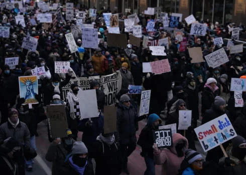 ASV pilsētās notiek vērienīgi protesti.