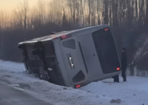 Autobusa vadītājs grāvī iebraucis apzināti, lai izvairītos no sadursmes.