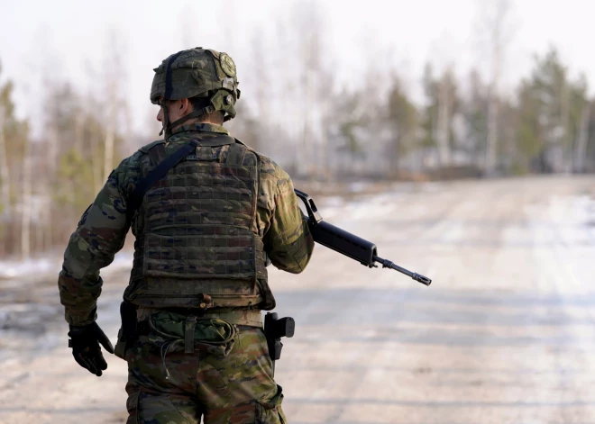 Netālu no Rīgas miris NATO karavīrs; policija skaidro nāves apstākļus