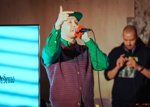 Gustavo uzstājas Latvijas hiphopa balvas "5% ordenis" pasniegšanas ceremonijā.