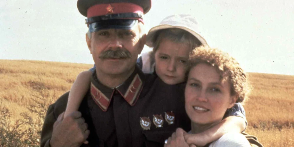 Никита Михалков и Ингеборга Дапкунайте в фильме "Утомленные солнцем".