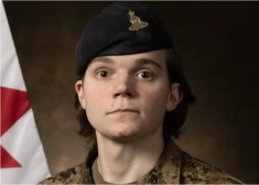 Miris karavīrs, artilērists Sebastiāns Halmadžians, kurš bija izvietots misijā "Operation Reassurance" Latvijā.