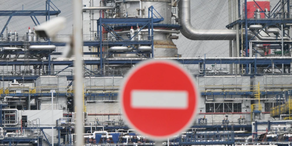 Russia Gasoline Exports Ban 9070023 12.12.2025 A general view shows facilities of the Moscow Oil Refinery, operated by the Russian oil company Gazprom Neft, in Moscow, Russia. Russian government agencies are considering the possibility of lifting the ban on exports of gasoline and diesel fuel, but this will depend on the state of the market, which is currently stable, Energy Minister Sergei Tsivilev said on December 11. Ilya Pitalev / Sputnik Moscow Russia PUBLICATIONxINxGERxSUIxAUTxESTxLTUxLATxNORxSWExDENxNEDxPOLxUKxAUSxONLY Copyright: xIlyaxPitalevx