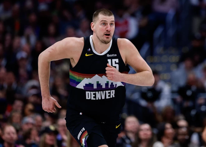 Jokičs atgriešanās spēlē gūst 31 punktu un sekmē "Nuggets" uzvaru