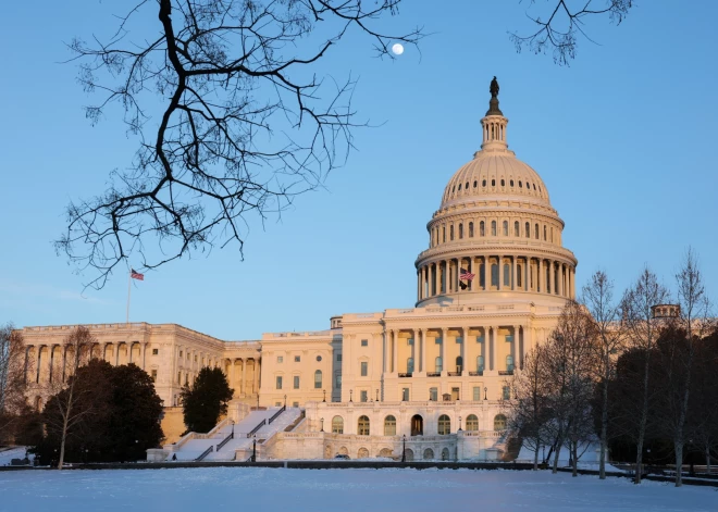 Demokrāti atriebjas par traģēdiju Mineapolē -  ASV daļēji apturēts valdības iestāžu darbs 