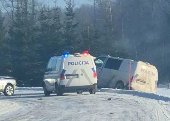 Pie Lēdmanes avārijas dēļ īslaicīgi slēgta satiksme; iedzīvotāji ziņo par apledojumu