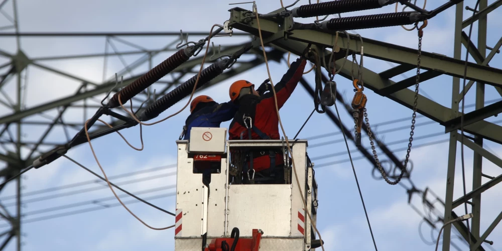 Gandrīz visa Ukraina palikusi bez elektrības.