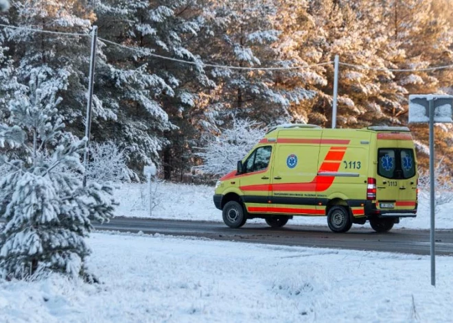 Valsts policijas automašīnas un "Audi" sadursmē cietusi viena persona