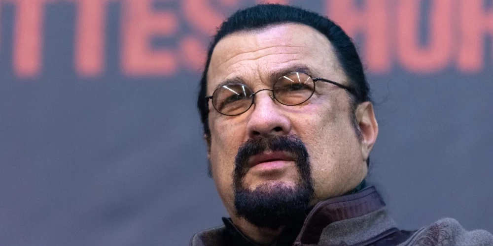 Стивен Сигал догадался, что его друг Владимир делает что-то не то?