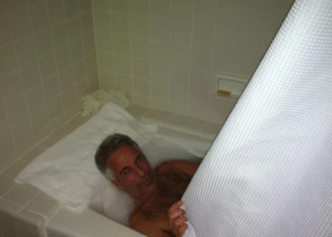 Bēdīgi slavenā pedofila Epstīna lietas dokumentos pieminēta arī Latvija