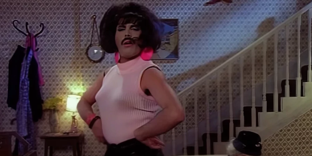 Ekrānuzņēmums no "Queen" dziesmas "I Want to Break Free" videoklipa.