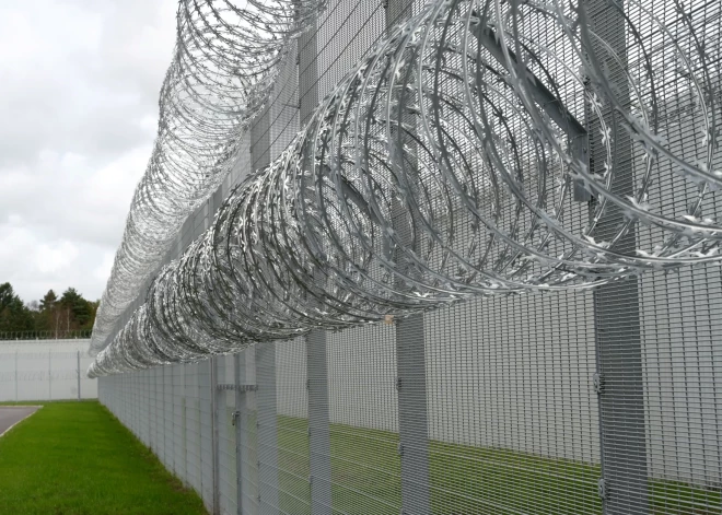 В тюрьмах Латвии не хватает 400 сотрудников: на службу теперь готовы принимать людей до 50 лет