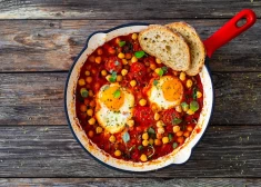 Шакшука с нутом: королевский завтрак на одной сковороде
