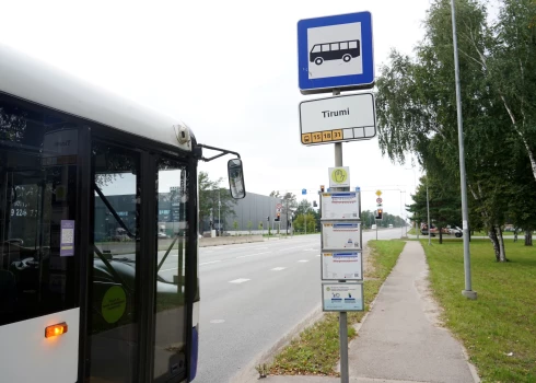 Рижский транспорт иногда может опаздывать, но уходить раньше времени не должен.