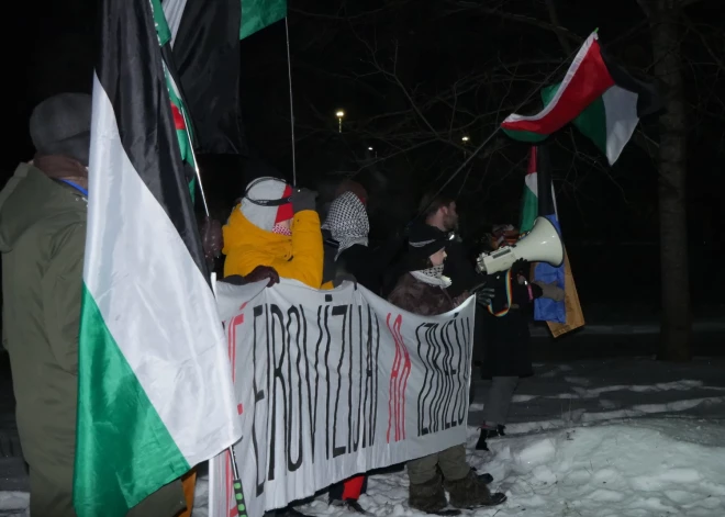 Protestē pret Latvijas dalību "Eirovīzijā" kopā ar Izraēlu.