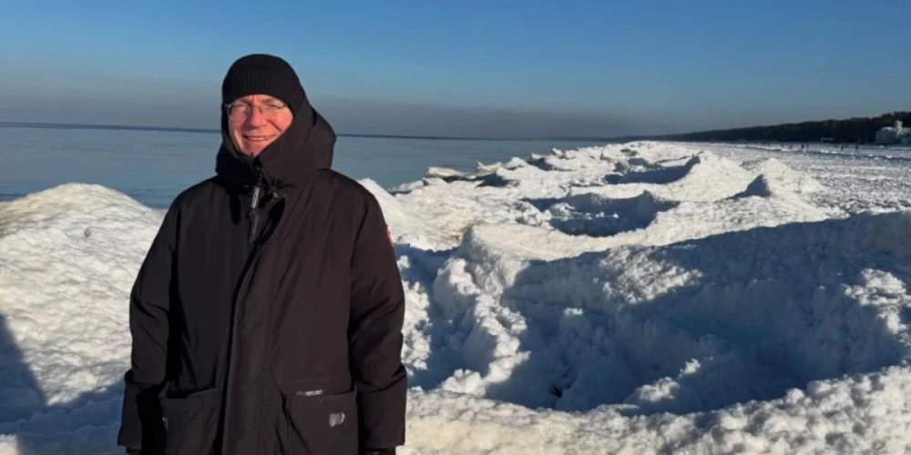 Valsts prezidents Edgars Rinkēvičs izbauda ziemu.