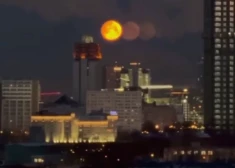 VIDEO, FOTO: virs Maskavas novērota reta parādība — viltus mēneši