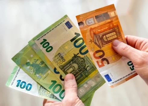 Latvija joprojām atrodas starp valstīm ar salīdzinoši zemu vispārējās valdības parāda līmeni.