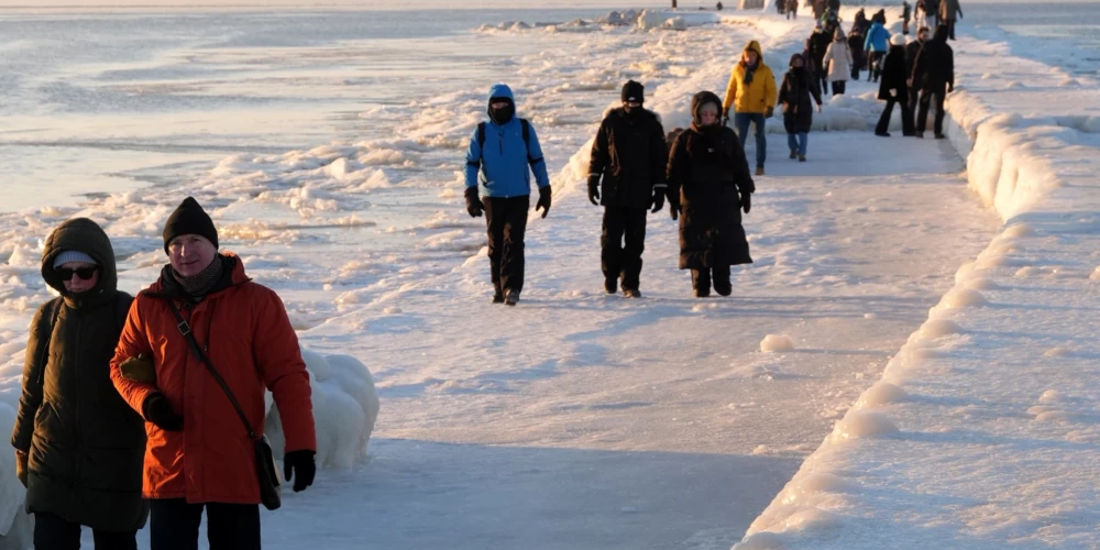 Cilvēki Mangaļsalas molā.