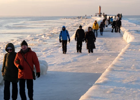 Cilvēki Mangaļsalas molā.