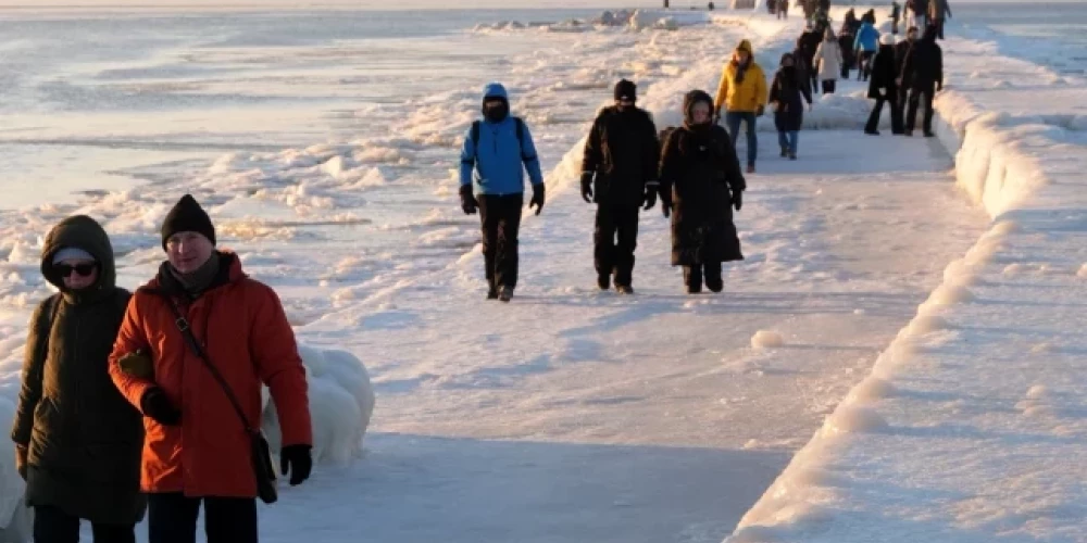 Люди гуляют к молу Мангалсалы.