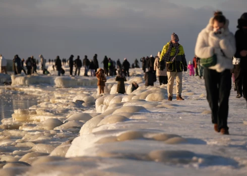 Люди на моле Мангальсалы.