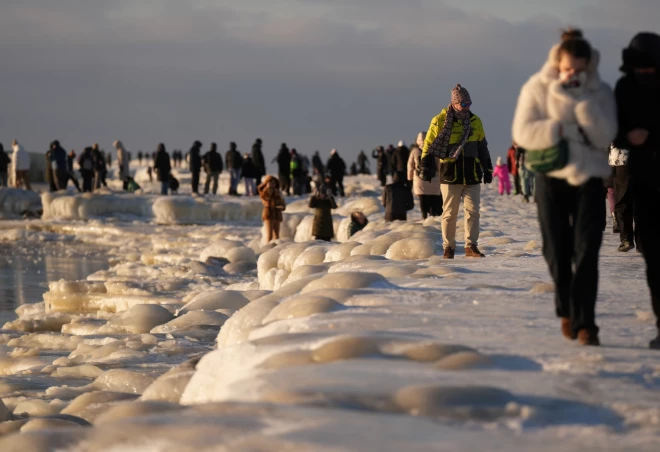 Люди на моле Мангальсалы.