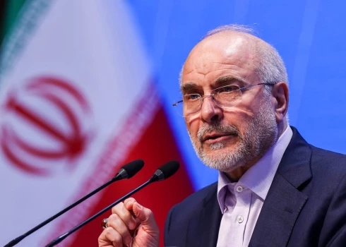 "Ar šiem pasākumiem Eiropa vēlas izpatikt savam kungam Amerikai," režīma kontrolētā aģentūra ISNA svētdien citē Irānas parlamenta spīkera Mohammada Bagera Galibafa teikto.