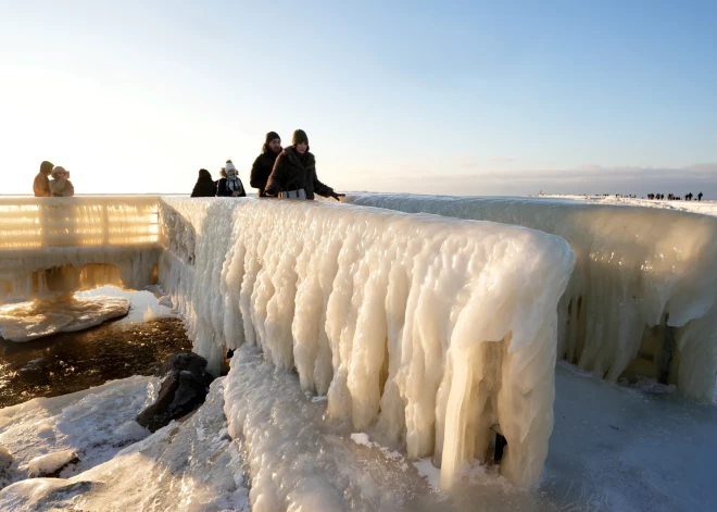Ночью в Латвии ожидаются очень сильные морозы. Дети в понедельник в отдельных местах могут не идти в школу