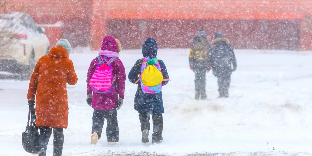 Ja gaisa temperatūra ir zemāka par mīnus 20℃, skolu neapmeklē bērni līdz 12 gadu vecumam.
