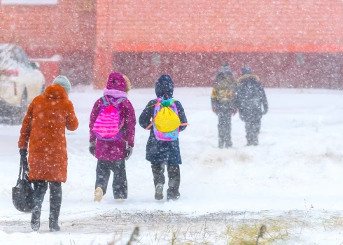 Ja gaisa temperatūra ir zemāka par mīnus 20℃, skolu neapmeklē bērni līdz 12 gadu vecumam.