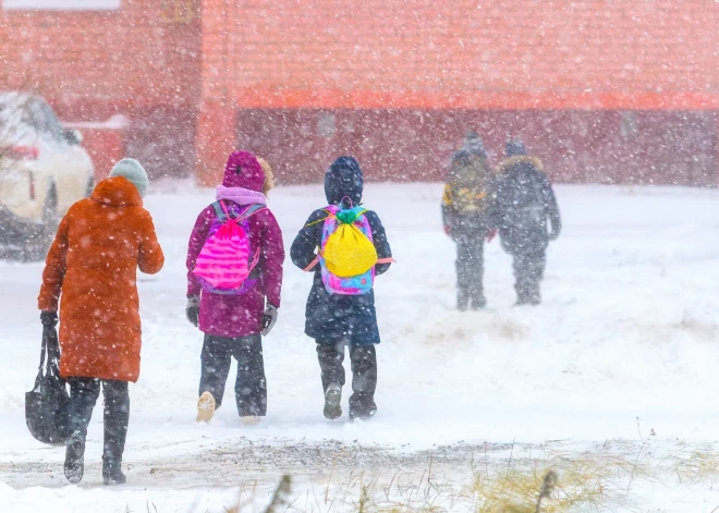 Naktī Latvijā gaidāms ļoti bargs sals. Skolēni pirmdien dažviet varēs neapmeklēt skolu