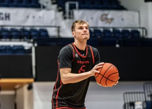 Roberts Blūms, aizvadot savu rezultatīvāko maču NCAA, spēlēja nepilnas 20 minūtes un realizēja sešus no astoņiem tālmetieniem.