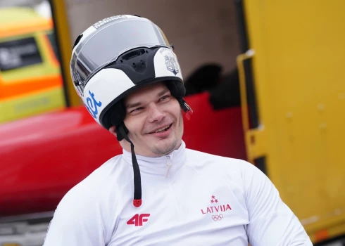 Latvijas parasportists Arturs Klots svētdien Šveicē pēc noslēdzošajiem diviem braucieniem pasaules čempionātā parabobslejā izcīnīja piekto vietu.