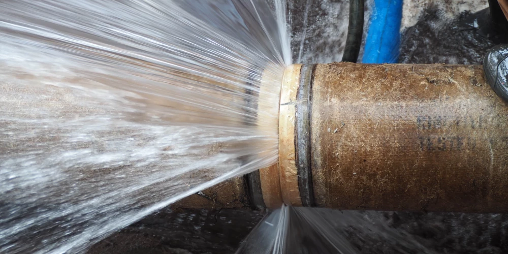 Sakarā ar avārijas novēršanas un remontdarbiem ūdens padeve ir pārtraukta īpašumiem Kuldīgas ielā 4, 6, 8, 8A un 10, Baznīcas ielā 10 un 12, Sofijas ielā 6 un 8, Katrīnas ielā 3, 4, 5 un 7, kā arī Tirgus laukumā 2.