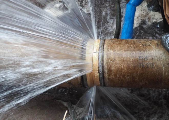 Ventspilī plīsis ūdensvads: bez ūdens palikušas vairākas ēkas, apledojis Kuldīgas ielas posms 