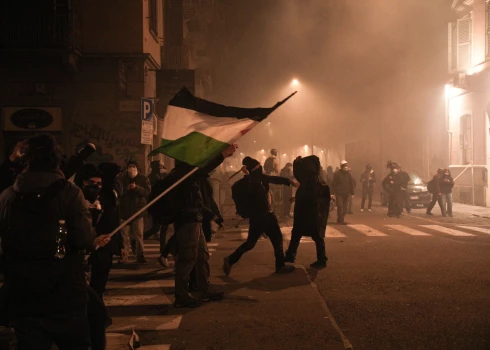 Protestus izraisīja kultūras centra "Askatasuna" ("Brīvība" basku valodā) izlikšana no telpām. Centrs, kas desmitgadēm ilgi bija Turīnas kreiso pulcēšanās vieta, tika slēgts īsi pirms Ziemassvētkiem.