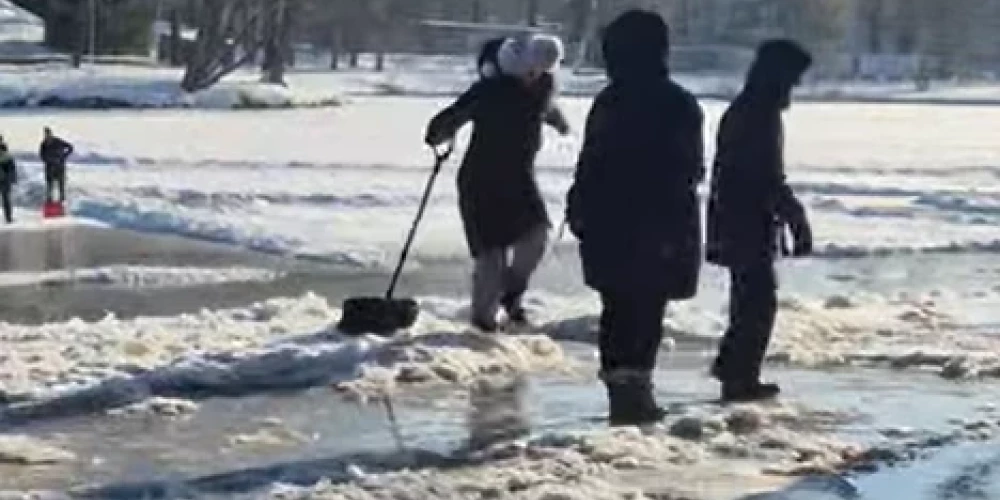 Pie Māras dīķa plīsis ūdensvads (ekrānuzņēmums no video)