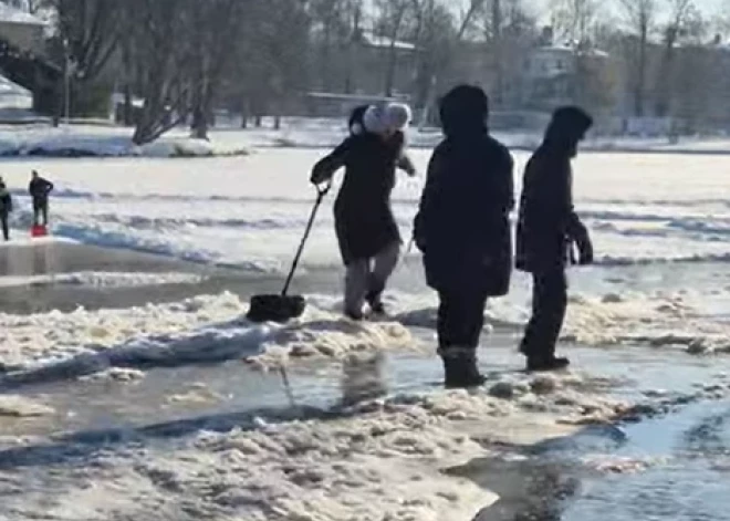 Uzmanību! Ūdensvada avārija pie Māras dīķa Rīgā