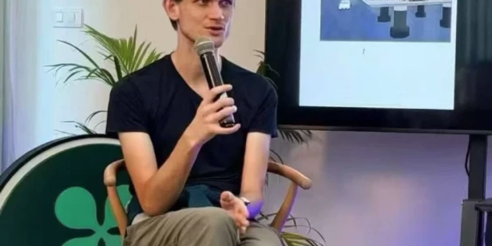 Vitālijs Buterins nenojauš, ka zeķe izpelnīsies lielāku uzmanību par viņa lekciju (ekrānuzņēmums no "X")