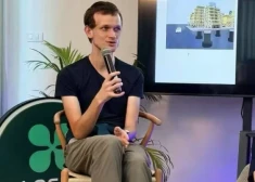 Kriptovalūtas “Ethereum" radītājs Buterins kriptokonferencē pārsteidz ar "bomža" izskatu