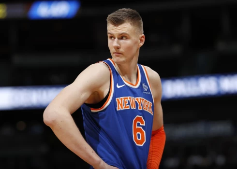 Kristaps Porziņģis spēlēja Ņujorkas "Knicks" no 2015. līdz 2019. gadam. Tieši 2019. gadā kāda sieviete viņu apsūdzēja vairāk nekā gadu senā izvarošanā, par ko ieinteresējās bēdīgi slavenais Džefrijs Epstīns. Pats viņš cietumā pakārās pēc pusgada, gaidot tiesu.