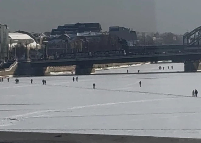 ВИДЕО: рижане переходят на другой берег Даугавы не по мосту, а по реке. Насколько это безопасно?