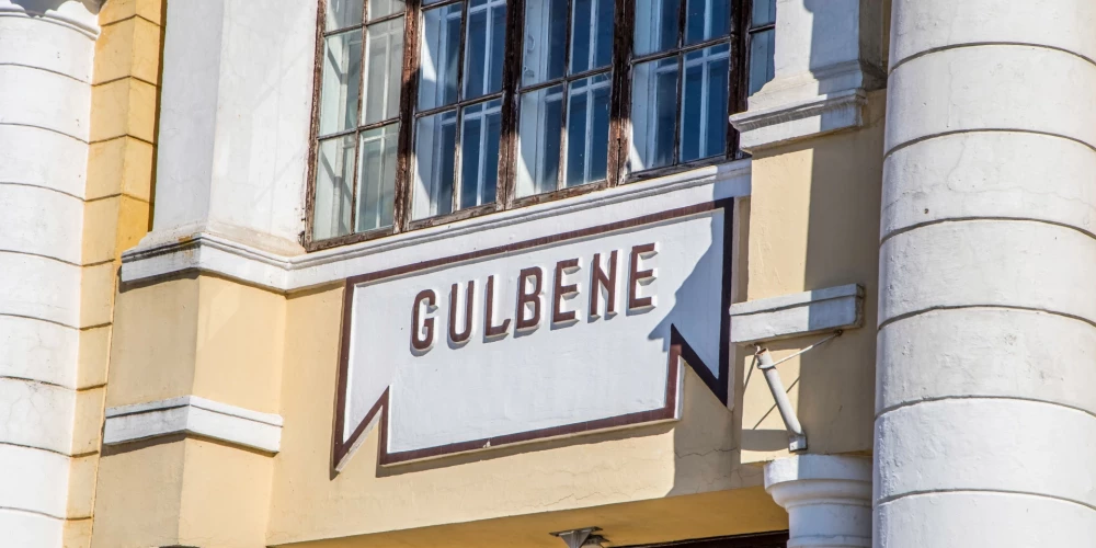 Skats uz Gulbenes dzelzceļa stacijas fasādes daļu (foto: Shutterstock)