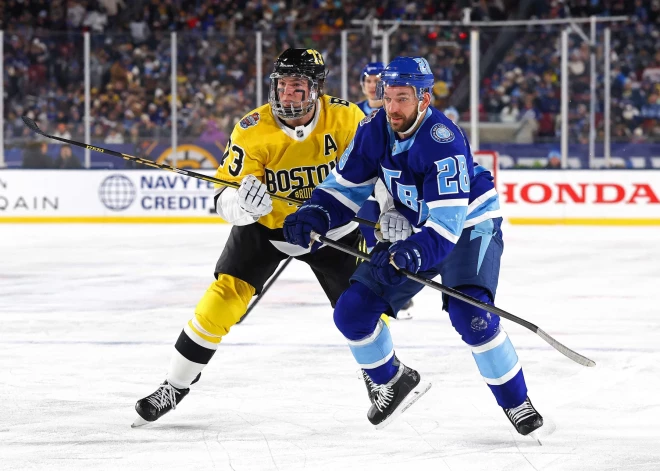 Vārtsargu kautiņš un atspēlēšanās: Girgensona "Lightning" uzvar spēlē zem klajas debess