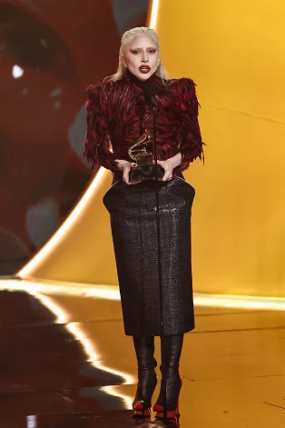 Леди Гага получает одну из статуэток.