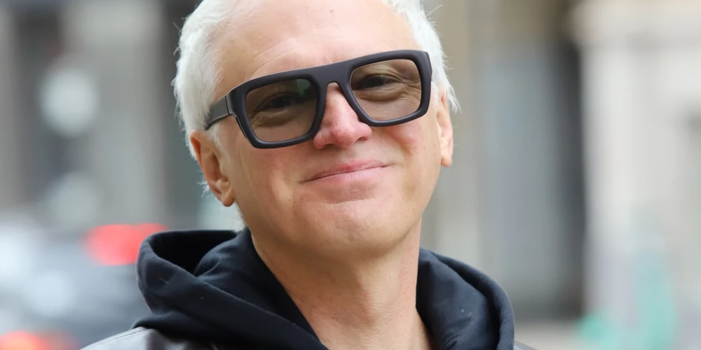 Būdams auto eksperts, Pauls Timrots piekrita iesaistei izglītojošā kampaņā, kas saistīta ar automašīnu pārdošanu, taču situācija krasi mainījās brīdī, kad viņš iepazinās ar piedāvāto videosižeta scenāriju. Tajā viņam bija paredzēta krāpnieka loma.