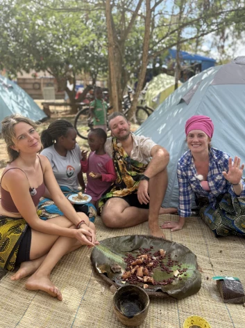 “Nometnē, kurā nebija elektrības, gatavojām ēdienu tradicionālā veidā – sākot ar miltu malšanu un sijāšanu, beidzot ar ēdiena gatavošanu uz dzīvās uguns māla podos. Ēdām ar rokām. Garšīgākā maltīte visā Āfrikas ceļojumā.”