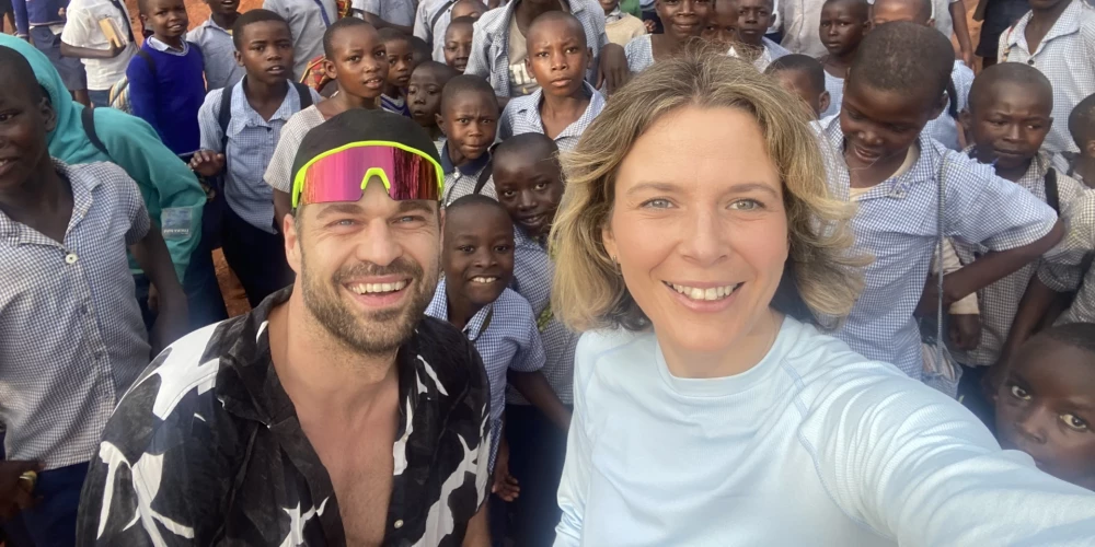 “Septiņos no rīta – mēs kopā ar vēl 100 Akageras ciema skolēniem pēc spontānā skrējiena pie skolas.”